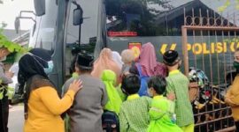 Gunakan Bus Polisi, Polresta Jambi Bawa Siswa SDN 49 untuk Divaksin, Jumat (11/3/22). FOTO : Ddy/Val