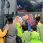 Gunakan Bus Polisi, Polresta Jambi Bawa Siswa SDN 49 untuk Divaksin, Jumat (11/3/22). FOTO : Ddy/Val