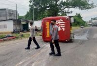 Kapolres Batanghari AKBP M Hasan SIK SH bersama anggota lantas saat mengecek TKP kejadian, Kamis (10/2//22). FOTO : Situs Polres Batanghari