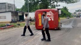 Kapolres Batanghari AKBP M Hasan SIK SH bersama anggota lantas saat mengecek TKP kejadian, Kamis (10/2//22). FOTO : Situs Polres Batanghari