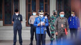 Bupati Tanjab Barat H. Anwar Sadat Saat Pimpin Upacara Hari Ulang Tahun Pemadam Kebakaran dan Penyelamatan Ke -103 Tahun 2022 di halaman Kantor Bupati ini, Senin (21/3/22). FOTO : DokPim