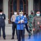 Bupati Tanjab Barat H. Anwar Sadat Saat Pimpin Upacara Hari Ulang Tahun Pemadam Kebakaran dan Penyelamatan Ke -103 Tahun 2022 di halaman Kantor Bupati ini, Senin (21/3/22). FOTO : DokPim