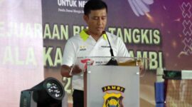 Kapolda Jambi Irjen Pol Rusdi Hartono Menutup Kejuaraan Badminton Piala Kapolda Jambi tahun 2023, Minggu (25/6/23). FOTO : Dhea