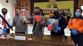 FOTO : Kapolda Jambi, Irjen Pol Firman Shantyabudi yang didampingi oleh Kapolres Tanjab Barat, AKBP Guntur Saputro dan Kalaksa BPBD Tanjabbar Zulfikri saat Konferensi Pers di Mapolres Tanjab Barat, Senin (03/08/20).