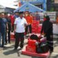 Bupati Tanjab Barat H Anwar Sadat mendampingi Korban kebakaran menunggu transportasi becak untuk membawa pulang bantuan. FOTO : LT
