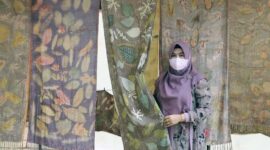 Hj Fadhilah Sadat menunjukkan Pasmina hasil ecoprint. FOTO : Srizal
