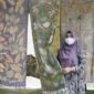 Hj Fadhilah Sadat menunjukkan Pasmina hasil ecoprint. FOTO : Srizal