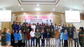 Kasubditbinjemenorg Sdirsismet Pusterad Kolonel Arh Fachruddin Usuludin, SE, M. Han foto bersama peserta Pembinaan teritorial di Balai Pertemuan Kantor Bupati Tanjab Barat. FOTO : Pendim Tjb