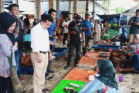 FOTO : Al Haris Berbaur dengan Pedagang dan Pembeli di Simpang Sungai Rengas, Kecamatan Maro Sebo Ulu, Batanghari, Rabu (21/10/20).
