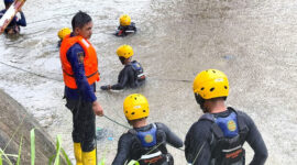 Bocah 11 Tahun Hilang Terseret Arus Sungai Buntung Jambi, Pencarian Terkendala Hujan. FOTO : SAR Jambi