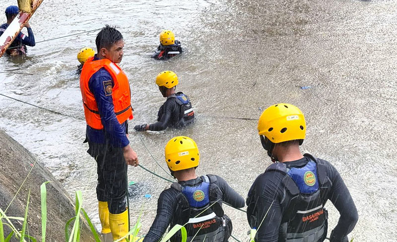 Bocah 11 Tahun Hilang Terseret Arus Sungai Buntung Jambi, Pencarian Terkendala Hujan. FOTO : SAR Jambi