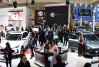 Suasana padat pengunjung di booth Morris Garages (MG) Motor Indonesia selama gelaran GIIAS 2026. Mengusung tema global "Find Your More", MG sukses membukukan 1.088 SPK yang didominasi oleh lini elektrifikasi terbarunya, MGS5 EV dan MG ZS Hybrid+, serta berhasil menyabet penghargaan Best Booth Passenger 240–400 sqm. (Foto: Dok. MG Motor Indonesia)