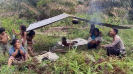 Personil Sat Binmas Polres Sarolangun, Bripda Perbal Tampung Saat Sambangi warga SAD SPI di Desa Punti Kayu Satu, Kecamatan Air Hitam, Kabupaten Sarolangun, Sabtu (27/5/23). FOTO : Humas RES  