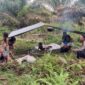 Personil Sat Binmas Polres Sarolangun, Bripda Perbal Tampung Saat Sambangi warga SAD SPI di Desa Punti Kayu Satu, Kecamatan Air Hitam, Kabupaten Sarolangun, Sabtu (27/5/23). FOTO : Humas RES  