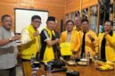 TERIMA MANDAT: Ketua DPD I Golkar Provinsi Jambi, H. Cek Endra (ketiga dari kiri), menyerahkan SK Kepengurusan DPD II Golkar Kota Jambi periode 2026–2031 kepada Dr. H. Budi Setiawan (tengah) di Dpathi Coffee, Kamis (7/5). Penyerahan ini menandai dimulainya target besar meraih 10 kursi DPRD Kota Jambi. (FOTO : Dok. DPD Golkar Kota Jambi)