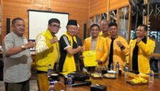 TERIMA MANDAT: Ketua DPD I Golkar Provinsi Jambi, H. Cek Endra (ketiga dari kiri), menyerahkan SK Kepengurusan DPD II Golkar Kota Jambi periode 2026–2031 kepada Dr. H. Budi Setiawan (tengah) di Dpathi Coffee, Kamis (7/5). Penyerahan ini menandai dimulainya target besar meraih 10 kursi DPRD Kota Jambi. (FOTO : Dok. DPD Golkar Kota Jambi)