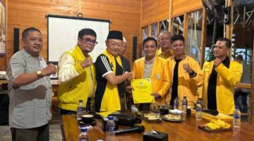TERIMA MANDAT: Ketua DPD I Golkar Provinsi Jambi, H. Cek Endra (ketiga dari kiri), menyerahkan SK Kepengurusan DPD II Golkar Kota Jambi periode 2026–2031 kepada Dr. H. Budi Setiawan (tengah) di Dpathi Coffee, Kamis (7/5). Penyerahan ini menandai dimulainya target besar meraih 10 kursi DPRD Kota Jambi. (FOTO : Dok. DPD Golkar Kota Jambi)