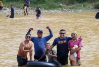 Dandim 0416/Bungo Tebo, Letkol Inf Dedy Pungky Irawanto Saat mengikuti Kegiatan Tadisi Lubuk Larangan di Desa Rantau Pandan, Kecamatan Rantau Pandan, Kabupaten Bungo, Minggu (21/07/2025). FOTO : PENDIM