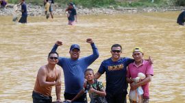 Dandim 0416/Bungo Tebo, Letkol Inf Dedy Pungky Irawanto Saat mengikuti Kegiatan Tadisi Lubuk Larangan di Desa Rantau Pandan, Kecamatan Rantau Pandan, Kabupaten Bungo, Minggu (21/07/2025). FOTO : PENDIM