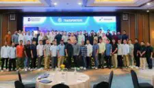 Direktur Operasi PTK Yudi Wibisono (tengah) berfoto bersama Perwira Direktorat Operasi dan Fungsi ICT PT Pertamina Trans Kontinental (PTK) saat acara Go Live aplikasi Bunker Operation System (BOS) 3.0 dan Transportir Fuel Management and Reporting System (TRANSPORMERS) di Bali. (FOTO : Dok. PERTAMINA)