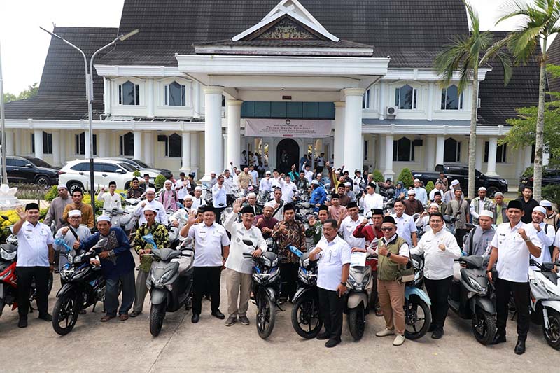Bupati Anwar Sadat Bagikan 59 Sepeda Motor Operasional Da’i Desa, Agar Dakwah Sampai ke Pelosok. FOTO : DokPim