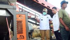 Bupati Tanjab Barat, Anwar Sadat, menginstruksikan percepatan operasional mesin pemilah sampah otomatis saat meninjau langsung progres penataan TPA Desa Lubuk Terentang, Kecamatan Betara. (FOTO : Dok. Prokopim)