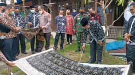 FOTO : Bupati Tanjung Jabung Barat, H. Anwar Sadat Melaunching Batik Khas Kabupaten Tanjung Jabung Barat, Pelaunchingan batik berlangsung di Kantor Diskoperindag, Kamis (08/04/21).