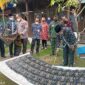 FOTO : Bupati Tanjung Jabung Barat, H. Anwar Sadat Melaunching Batik Khas Kabupaten Tanjung Jabung Barat, Pelaunchingan batik berlangsung di Kantor Diskoperindag, Kamis (08/04/21).