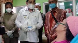 FOTO : Bupati Tanjung Jabung Barat, Drs. H. Anwar Sadat, M, Ag Resmi Meluncurkan Kartu Berobat Gratis bagi masyarakat kurang mampu di RSUD KH Daud Arif Kuala Tungkal, Selasa (30/03/21).