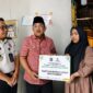Bupati Tanjung Jabung Barat, H. Anwar Sadat (kedua kiri), didampingi Kalapas Kelas IIB Kuala Tungkal, Iwan Darmawan (kiri), menyerahkan secara simbolis bantuan Rumah Layak Huni BAZNAS kepada Ibu Erlina Wati di Desa Air Hitam, Kecamatan Bram Itam, Kamis (11/6/2026). (Foto: Istimewa Prokopim)