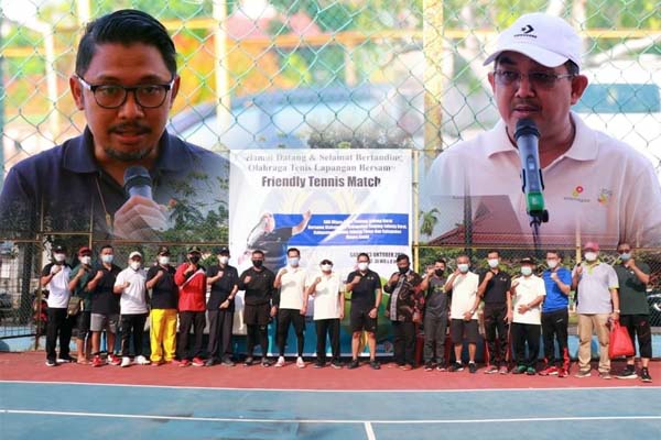 Bupati Anwar Sadat Resmi Friendly Match Tenis Lapangan Silaturahmi SKK Migas Sumbagsel dan K3S Tanjab Barat di lapangan Tenis Kuala Tungkal, Sabtu (23/10/21).