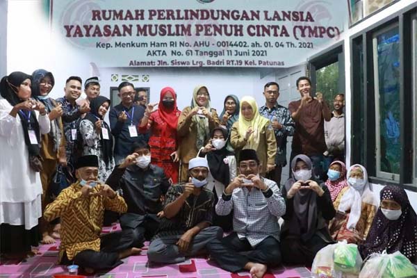 Bupati H. Anwar Sadat resmikan Rumah Perlindungan Lansia Yayasan Muslim Penuh Cinta (YMPC), di Jalan Siswa Ujung Parit 2 Lorong Badri Kelurahan Patunas, Senin (10/1/22).