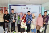 Bupati Tanjab Barat, Anwar Sadat (tengah), didampingi Plt Kadis Sosial Agus Sanusi (tiga dari kiri), saat menyerahkan bantuan paket nutrisi ATENSI kepada warga di RSUD KH. Daud Arif. Penyerahan bantuan ini dilakukan bersamaan dengan pembukaan bakti sosial operasi katarak gratis untuk masyarakat Tanjung Jabung Barat. (FOTO : Dok. Prokopim Tanjab Barat)