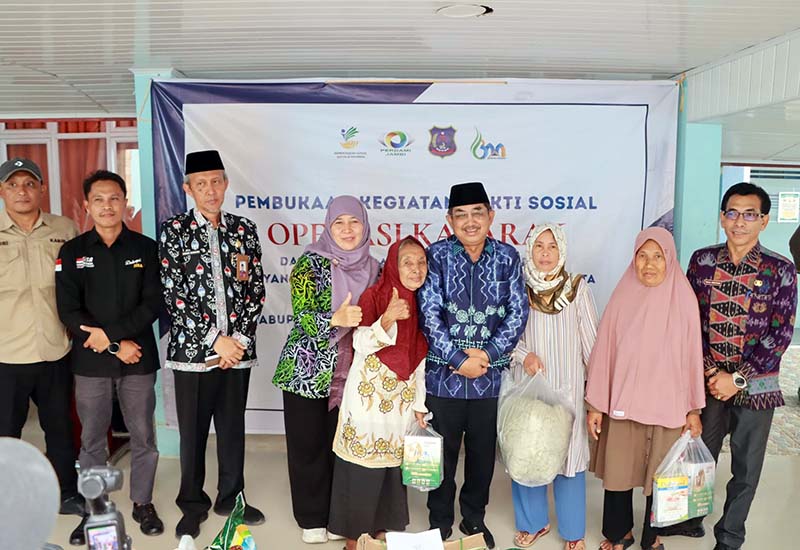 Bupati Tanjab Barat, Anwar Sadat (tengah), didampingi Plt Kadis Sosial Agus Sanusi (tiga dari kiri), saat menyerahkan bantuan paket nutrisi ATENSI kepada warga di RSUD KH. Daud Arif. Penyerahan bantuan ini dilakukan bersamaan dengan pembukaan bakti sosial operasi katarak gratis untuk masyarakat Tanjung Jabung Barat. (FOTO : Dok. Prokopim Tanjab Barat)