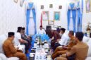 Bupati Tanjung Jabung Barat, Drs. H. Anwar Sadat, M.Ag., saat memimpin pertemuan dengan Pengurus JATMAN NU Provinsi Jambi di Ruang Pertemuan Rumah Dinas Bupati, Senin (11/05). Pertemuan ini membahas penguatan akidah dan rencana pelantikan pengurus wilayah. (FOTO : Dok. Prokopim)