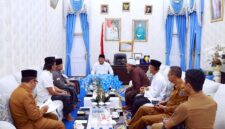 Bupati Tanjung Jabung Barat, Drs. H. Anwar Sadat, M.Ag., saat memimpin pertemuan dengan Pengurus JATMAN NU Provinsi Jambi di Ruang Pertemuan Rumah Dinas Bupati, Senin (11/05). Pertemuan ini membahas penguatan akidah dan rencana pelantikan pengurus wilayah. (FOTO : Dok. Prokopim)