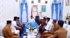 Bupati Tanjung Jabung Barat, Drs. H. Anwar Sadat, M.Ag., saat memimpin pertemuan dengan Pengurus JATMAN NU Provinsi Jambi di Ruang Pertemuan Rumah Dinas Bupati, Senin (11/05). Pertemuan ini membahas penguatan akidah dan rencana pelantikan pengurus wilayah. (FOTO : Dok. Prokopim)