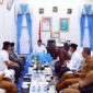 Bupati Tanjung Jabung Barat, Drs. H. Anwar Sadat, M.Ag., saat memimpin pertemuan dengan Pengurus JATMAN NU Provinsi Jambi di Ruang Pertemuan Rumah Dinas Bupati, Senin (11/05). Pertemuan ini membahas penguatan akidah dan rencana pelantikan pengurus wilayah. (FOTO : Dok. Prokopim)