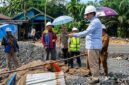 TINJAU PROYEK: Bupati Tanjung Jabung Barat, Drs. H. Anwar Sadat, M.Ag., memberikan instruksi saat meninjau pengerjaan box culvert di Jalan Nasional Lintas Timur, Desa Tanjung Bojo, Selasa (12/5). Proyek ini ditargetkan menjadi solusi permanen untuk mengatasi masalah banjir yang kerap menggenangi wilayah tersebut saat curah hujan tinggi. (FOTO : Dok. Prokopim)
