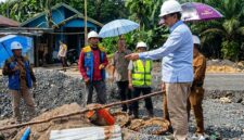 TINJAU PROYEK: Bupati Tanjung Jabung Barat, Drs. H. Anwar Sadat, M.Ag., memberikan instruksi saat meninjau pengerjaan box culvert di Jalan Nasional Lintas Timur, Desa Tanjung Bojo, Selasa (12/5). Proyek ini ditargetkan menjadi solusi permanen untuk mengatasi masalah banjir yang kerap menggenangi wilayah tersebut saat curah hujan tinggi. (FOTO : Dok. Prokopim)