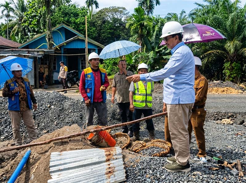 TINJAU PROYEK: Bupati Tanjung Jabung Barat, Drs. H. Anwar Sadat, M.Ag., memberikan instruksi saat meninjau pengerjaan box culvert di Jalan Nasional Lintas Timur, Desa Tanjung Bojo, Selasa (12/5). Proyek ini ditargetkan menjadi solusi permanen untuk mengatasi masalah banjir yang kerap menggenangi wilayah tersebut saat curah hujan tinggi. (FOTO : Dok. Prokopim)