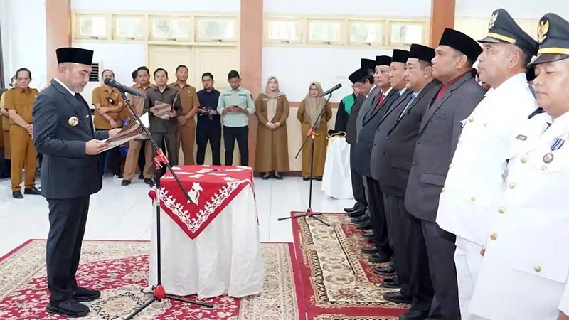 Bupati Bungo H. Dedy Putra Saat Melantik 43 Pejabat Eselon II, III, dan IV di Ruang Pola Kantor Bupati Bungo, Senin (12/1/26. [FOTO : TribunJambi]
