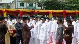 Bupati Indragiri Hilir (Inhil) H. Muhammad Wardan Saat Melantik 96 Orang Kepala Desa terpilih pada Pilkades Serentak 2021 di Lapangan Utama Gajah Mada, Tembilahan, Rabu (29/12/21). FOTO : Arsyad.