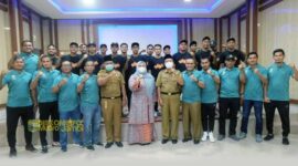 Bupati Muaro Jambi Hj. Masnah Busro Saat Sambutan Melepas Tim Sepak Bola Muaro Jambi untuk mengikuti Piala Gubenur Cup Jambi 2022 di Aula Rumah Dinas Bupati, Selasa siang (04/01/22). FOTO : Diskominfo