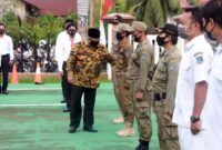 FOTO : Bupati Tanjung Jabung Barat, Dr. H. Safrial pimpin lansung Apel Gelar Pasukan Operasi MANTAB PRAJA (OMP) 2020 Polda Jambi dalam rangka pengamanan Pemilukada Serentak Tahun 2020 di Mapolres Tanjab Barat, Jumat (04/09/20).