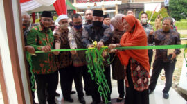 FOTO : Bupati Tanjung Jabung Barat H. Safrial Saat Memotong Pita Peresmian Musholla Fakultas Perternakan Universitas Jambi, Selasa (11/08/20).