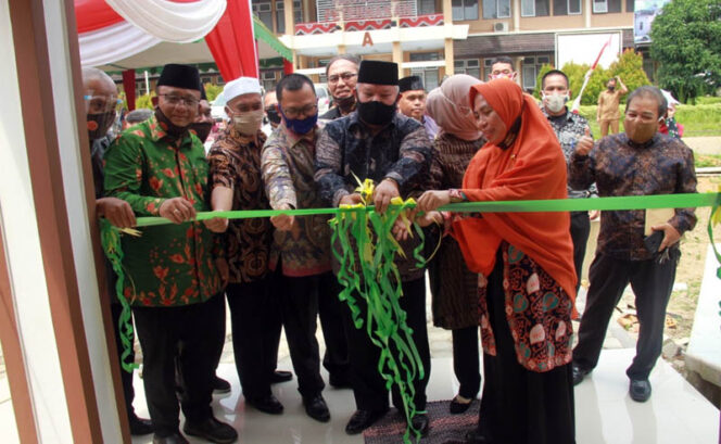 FOTO : Bupati Tanjung Jabung Barat H. Safrial Saat Memotong Pita Peresmian Musholla Fakultas Perternakan Universitas Jambi, Selasa (11/08/20).