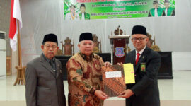 FOTO : Bupati Tanjab Barat Dr. Ir. H. Safrial MS hadiri sidang istimewa Pelantikan sekaligus pengambilan Sumpah Jabatan  Ketua Pengadilan Agama Kuala Tungkal Zakaria Ansori S.HI ,MH. yang sebelumnya menjabat sebagai Wakil Ketua Pengadilan Agama Kuala Tungkal. Kamis (13/08/20).