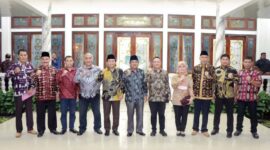Bupati H. Anwar Sadat, Sekda H. Agus Sanusi dan Unsur Forkopimda foto bersama Tim Tim Penilai Verifikasi lapangan dari Direktorat Jenderal Bina Pemerintahan Desa Kemendagri. FOTO : Prokopim