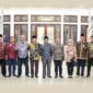 Bupati H. Anwar Sadat, Sekda H. Agus Sanusi dan Unsur Forkopimda foto bersama Tim Tim Penilai Verifikasi lapangan dari Direktorat Jenderal Bina Pemerintahan Desa Kemendagri. FOTO : Prokopim